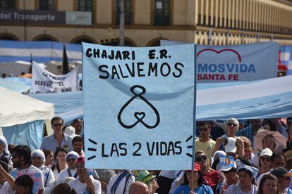 Al mismo tiempo de la marcha del 8-M en Buenos Aires, grupos provida protestaron en contra del aborto.