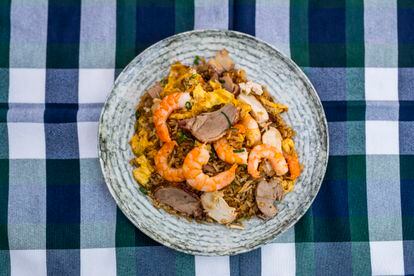 Arroz chaufa con carne de pollo y cerdo asadas. 