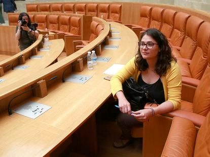 La diputada y consejera de Igualdad de La Rioja, Raquel Romero, en su escaño del Parlamento regional.