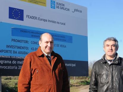 El alcalde de Rairiz, a la derecha, junto al delegado de la Xunta en Ourense.