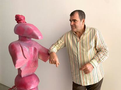 Leiro, junto a la obra ‘Pirata.