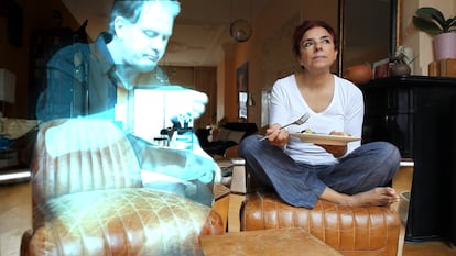 Alicia Framis y AILex comen juntos en casa.