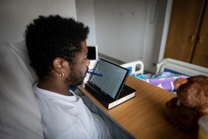 Jhon usando su tablet, en el Hospital de Engativá. 