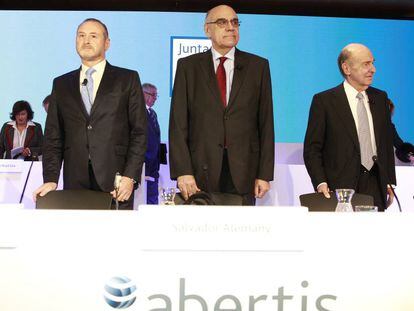 El presidente de Abertis, Salvador Alemany, entre el consejero ejecutivo José Aljaro, y el secretario del consejo Miquel Roca.