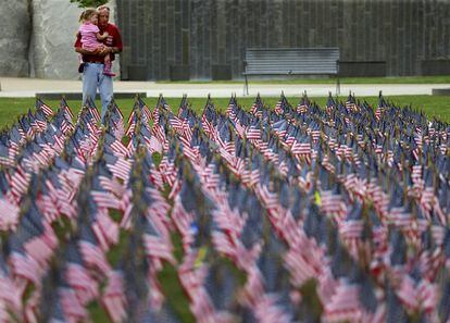 Un hombre visita el monumento levantado en honor a las víctimas de los atentados del 11-S, en un parque de Charlotte, Carolina del Norte, EE.UU.