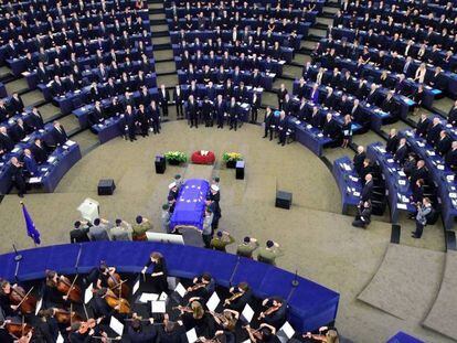 El féretro de Helmut Kohl, cubierto con la bandera europea, en la sede del parlamento europeo.