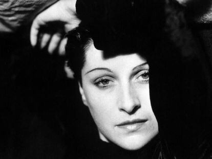 La fotògrafa i pintora Dora Maar, una de les artistes reunides al llibre de Combalía, retratada per Man Ray.