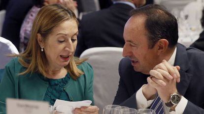 La presidenta del Congreso, Ana Pastor, y el vicepresidente del Senado, Pedro Sánz, durante la gala de los Premios Parlamentarios.