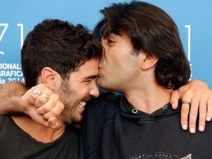  Fatih Akin, a la derecha, besa al actor Tahar Rahim durante la presentaci&oacute;n en Venecia de &#039;The cut&#039;.    