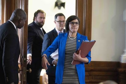 La congresista demócrata de la Cámara de Representantes de Texas, Jessica González, al salir de la sala.