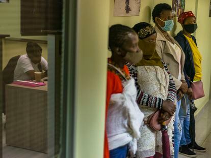 Cuatro mujeres migrantes esperan a ser atendidas en las oficinas de Médicos Sin Fronteras de Pretoria, Sudáfrica.