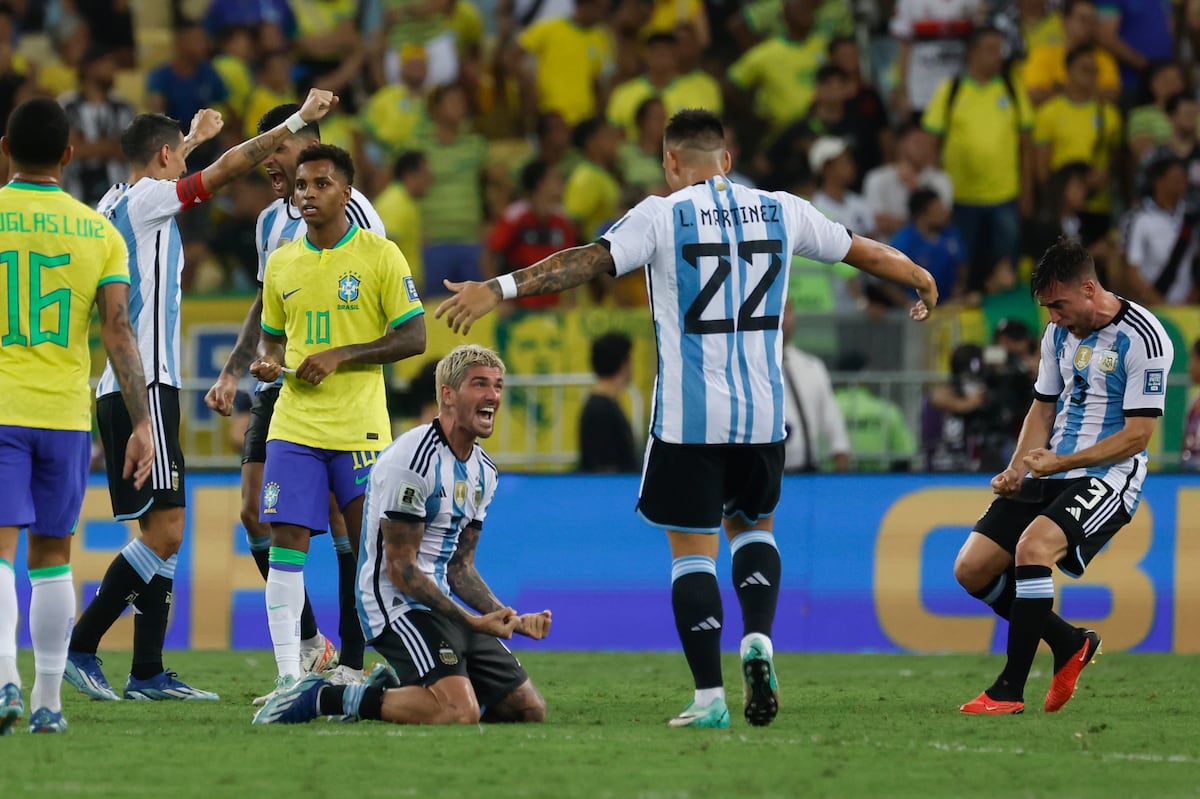 Brasil vs Argentina: Disturbios provocaron un retraso en el partido de eliminatorias: Argentina propina a Brasil su primera derrota como local en unas eliminatorias y acentúa la crisis carioca | Fútbol | Deportes