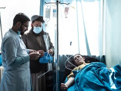 Mohamad Rasool, de 22 años, recibe quimioterapia el pasado 1 de marzo en el hospital Jamhuriat de Kabul.