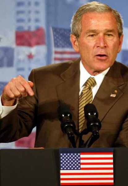 Bush se dirige a la prensa, ayer en Panamá.