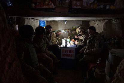 Soldados ucranios en una trinchera a las afueras de Mikolaiv, en el suroeste de Ucrania, el pasado 26 de marzo.
