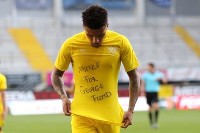 Sancho celebra uno de sus goles frente al Paderborn luciendo un mensaje de protesta por la muerte de George Floyd.