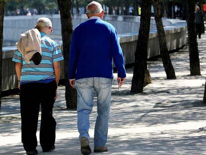 Dos jubilados pasean por el centro de Madrid