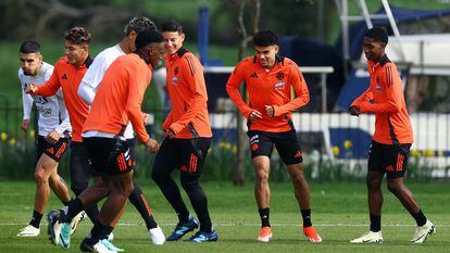 James Rodríguez, junto a sus compañeros, en el último entrenamiento de Colombia en Londres.
