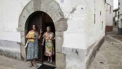 Rosa Roca y Sara Abadía, a las puertas de la vivienda de la octogenaria, en Sigüés (Zaragoza).