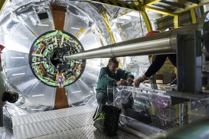 Ingenieros trabajando en el detector CMS del LHC, en Ginebra.