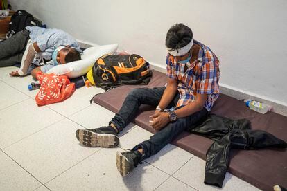 Migrantes heridos en la volcadura en Chiapas, esperan ser dados de alta en la Cruz Roja Mexicana en Tuxtla Gutiérrez.