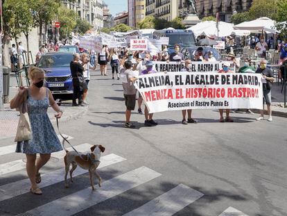 Manifestación el pasado julio de comerciantes ambulantes en la plaza de Cascorro en protesta por la falta de acuerdo con el Ayuntamiento