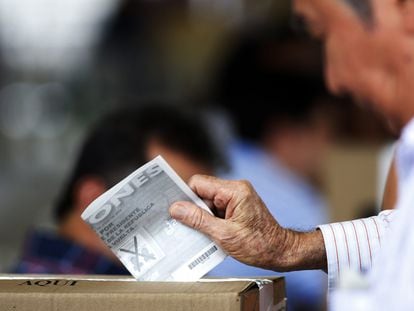 Un hombre vota en Cali en las pasadas elecciones.