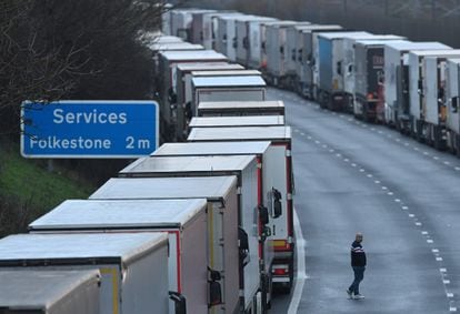 Camiones bloqueados en la carretera M20 en dirección al puerto de Dover, en el sudeste de Inglaterra.