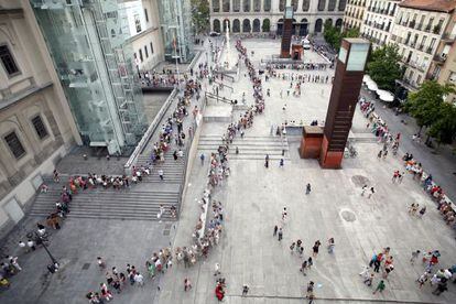 Colas ante el Reina Sof&iacute;a el &uacute;ltimo d&iacute;a de la exposici&oacute;n de Salvador Dal&iacute; en el museo. 