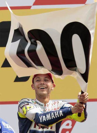 Rossi celebra en el podio su victoria número 100.