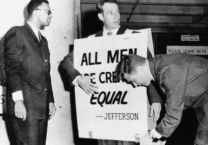 El actor actor Charlton Heston porta un cartel donde se puede leer "Todos los hombres son creados iguales", durante una manifestación por los derechos civiles, el 27 de mayo de 1961 en Oklahoma City (EE UU).