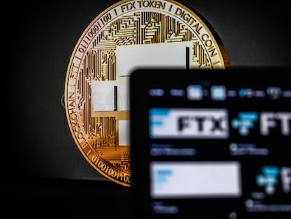 Un montaje de bitcoin y el logo de la plataforma FTX.