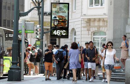 Un termómetro marcaba 46 grados en Bilbao, este lunes. No son valores reales, al estar ubicados al sol y sin garitas protectoras.