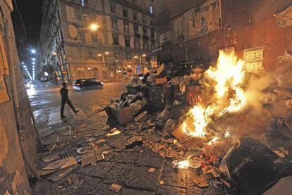 Un montón de basura arde en una de las calles de Nápoles.