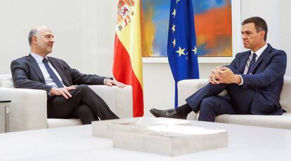 El presidente del Gobierno, Pedro Sánchez, y el comisario europeo de Asuntos Económicos y Monetarios, Pierre Moscovici