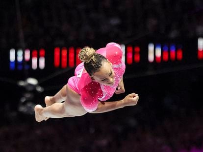 La gimnasta brasileña Rebeca Andrade este sábado durante la final de salto en el mundial de gimnasia.