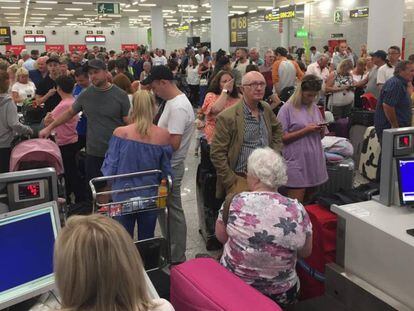 Decenas de pasajeros, este lunes frente a los mostradores de Thomas Cook en el aeropuerto de Palma.