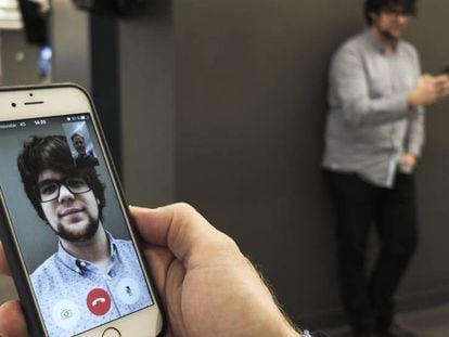 FOTO: Prueba de videollamada con Facetime. VÍDEO: Cómo hacer una videollamada con Whatsapp.