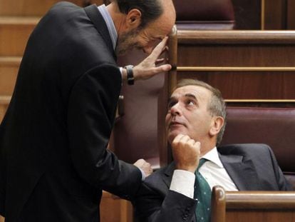 Alfredo Pérez Rubalcaba saluda a José Antonio Alonso ayer en el Congreso.