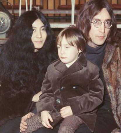 Yoko Ono, John Lennon y su hijo Julian.