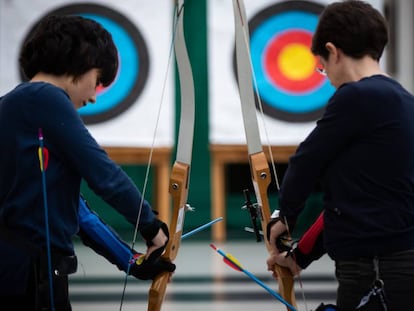 Dos pacientes de cáncer de mama practican tiro con arco en el Sporting Club Casino de A Coruña.