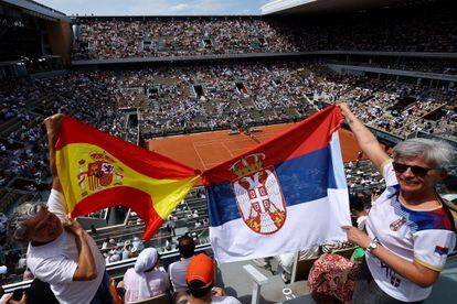 Aficionados de España y Serbia posan con sus respectivas banderas justo antes de empezar la semifinal entre Carlos Alcaraz y Novak Djokovic, este viernes.