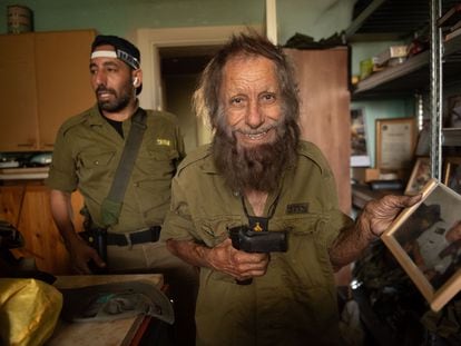 El reservista Ishashi El Hagah, de 42 años, y su padre Shlomo El Hagah, de 85, en su casa de Kyriat Shmona, próxima a la frontera con Líbano.