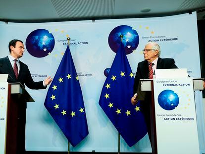 Albin Kurti (a la izquierda) y Josep Borrell, durante su conferencia de prensa conjunta en Bruselas, el pasado jueves.