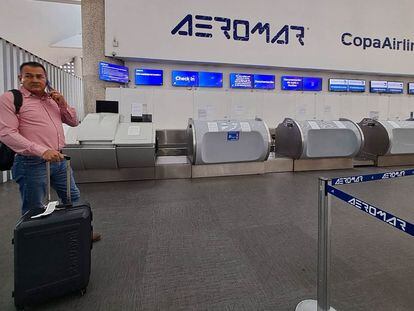 Un hombre en el módulo de Aeromar en el Aeropuerto Internacional de la Ciudad de México, el 15 de febrero de 2023.