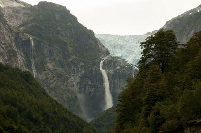 Las cascadas del Ventisquero Colgante del Parque Nacional Queulat, en la Patagonia chilena, fluyen durante todo el año rodeadas de Selva Templada. El agua procedente del derretimiento de una masa de hielo (el triángulo de nieve del glaciar colgante puede verse, comprimido entre dos montañas) cae desde varios cientos de metros de altura.