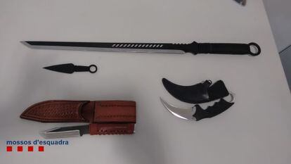 Los agentes encontraron en la casa una espada tipo catana, así como un cuchillo de cocina curvado, un puñal y un machete.