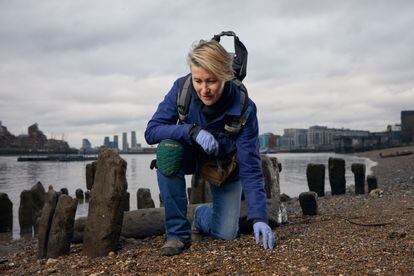 La 'mudlarker' Lara Maiklem rebuscaba en la ribera del Támesis a la altura de Greenwich, en una fotografía cedida por la editorial.