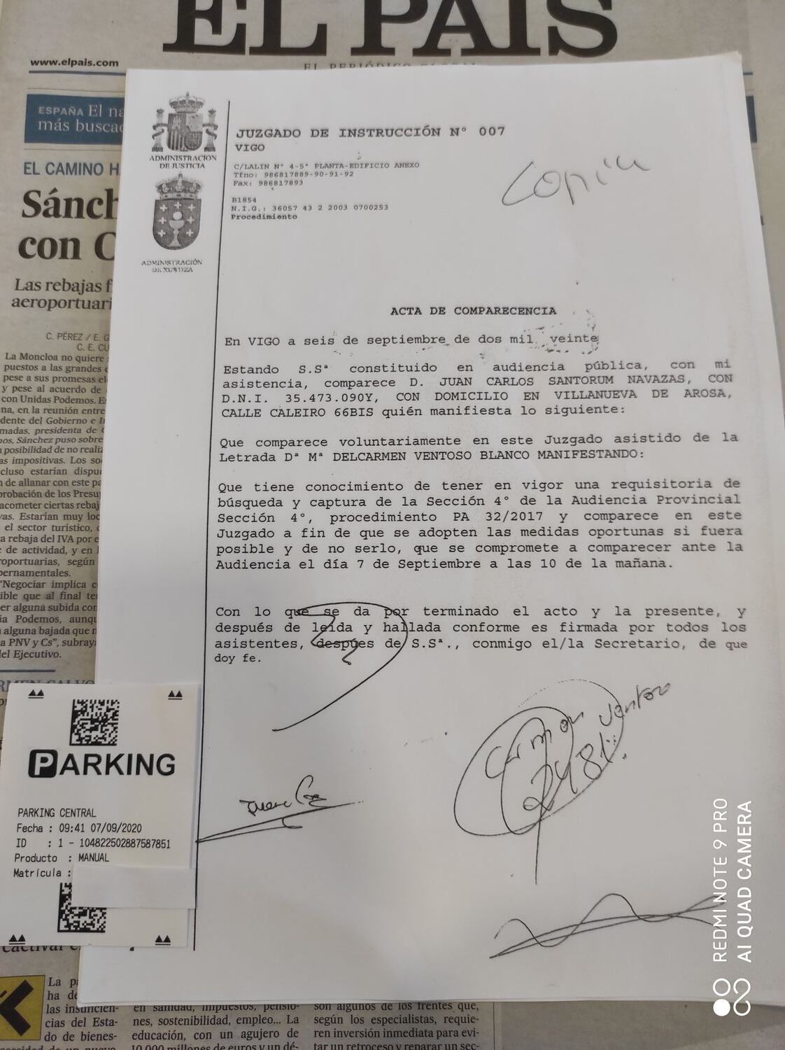 Acta del juzgado de Vigo en la que Juan Carlos Santórum se compromete a comparecer el lunes a las 10 de la mañana. En la imagen también aparece el ticket del párking de la Audiencia de Pontevedra donde fue detenido cuando llegaba a su comparecencia