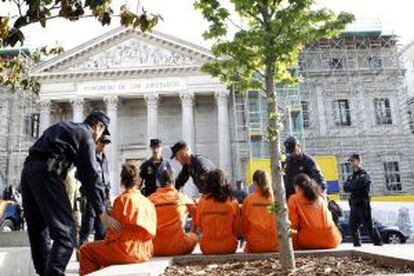 La policía retiene a activistas de Greenpeace frente al Congreso.